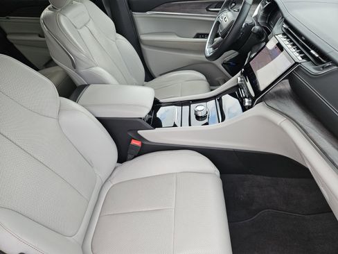 Used 2022 Jeep Grand Cherokee Overland w/ Luxury Tech Group IV RWD image 12