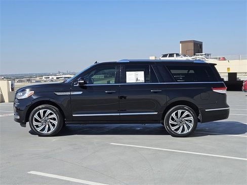 Used 2024 Lincoln Navigator L 4WD image 4
