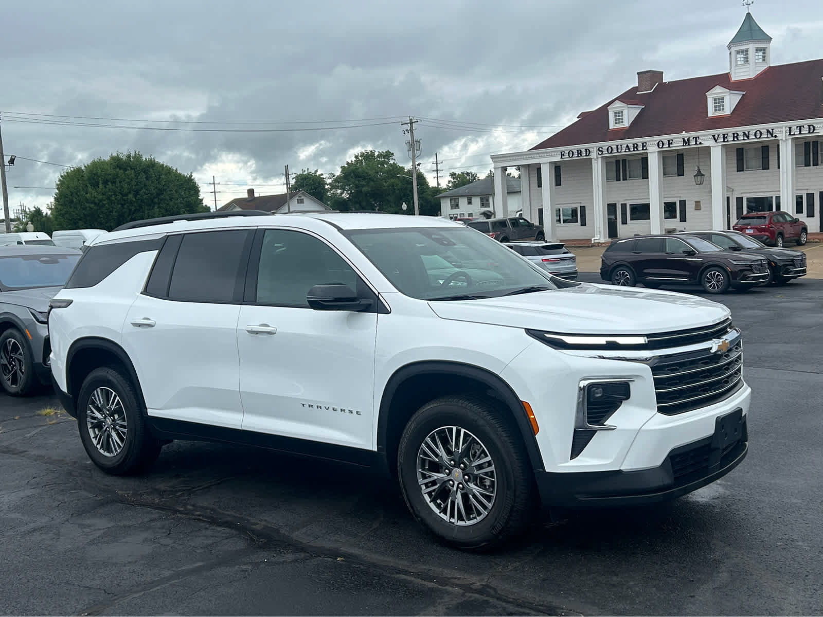 Used 2025 Chevrolet Traverse LT FWD image 3