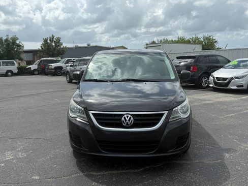 Used 2012 Volkswagen Routan S image 2