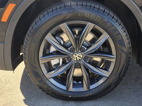 Used 2022 Volkswagen Tiguan SE image 12