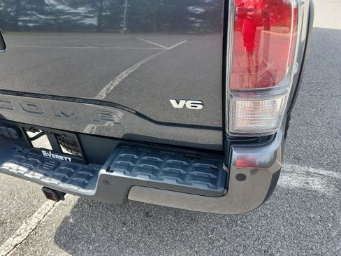 Used 2023 Toyota Tacoma TRD Off-Road w/ Technology Package AWD/4WD image 4