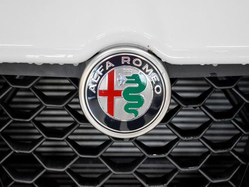 Used 2023 Alfa Romeo Stelvio Veloce AWD/4WD image 11