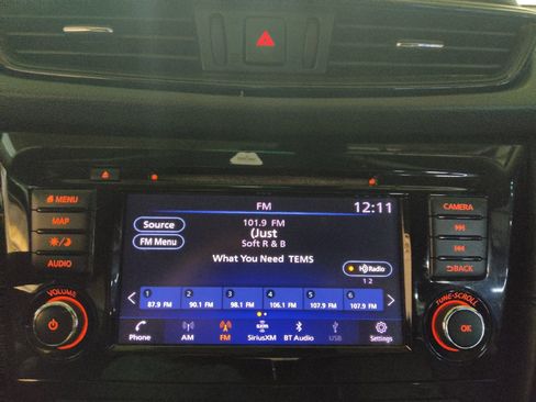 Used 2020 Nissan Rogue SL FWD image 25
