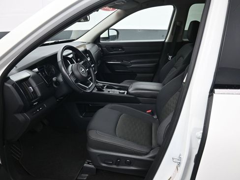 Used 2025 Nissan Pathfinder SV image 9