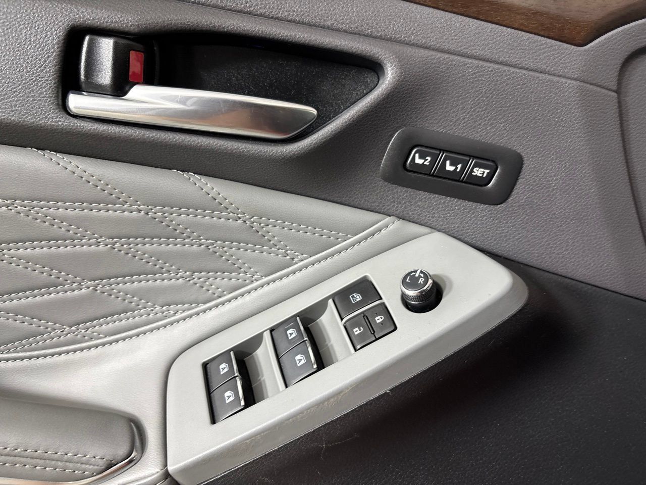 Used 2022 Toyota Avalon Limited w/ Advanced Safety Package FWD image 9