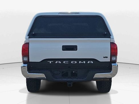 Used 2018 Toyota Tacoma TRD Off-Road AWD/4WD image 4