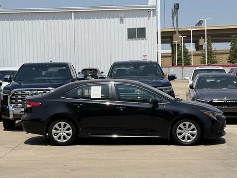 Used 2025 Toyota Corolla LE FWD image 3
