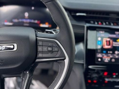 Used 2023 Jeep Grand Cherokee Altitude image 18