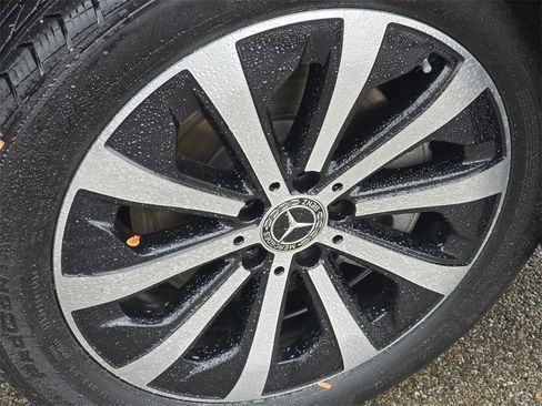 Used 2023 Mercedes-Benz GLB 250 4MATIC w/ Premium Package image 11