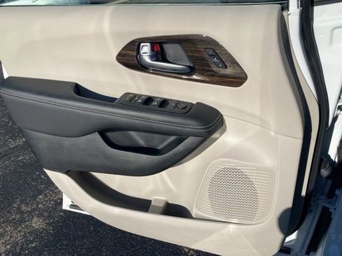 Used 2024 Chrysler Pacifica Limited image 20