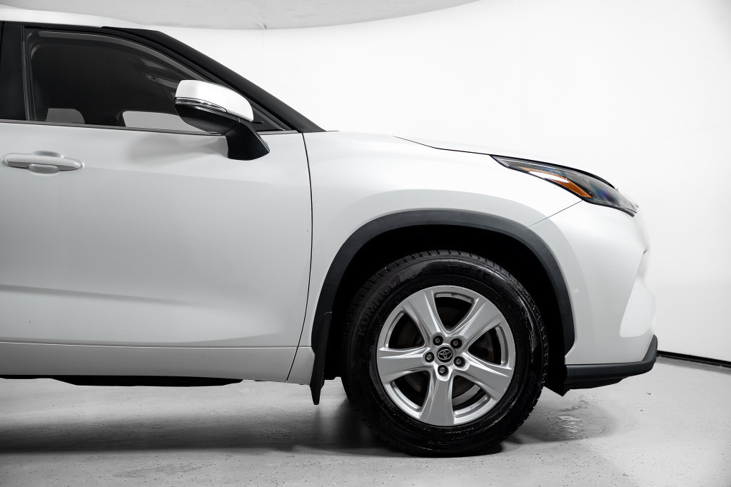Used 2023 Toyota Highlander LE FWD image 4