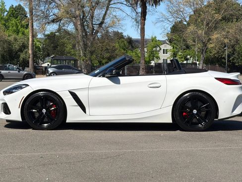Used 2022 BMW Z4 M40i w/ Premium Package image 8