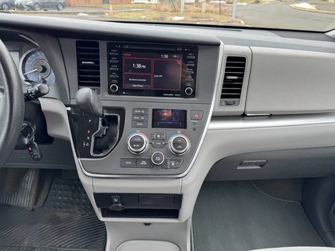 Used 2018 Toyota Sienna LE image 25
