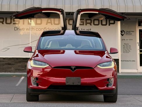 Used 2018 Tesla Model X 100D AWD/4WD image 3
