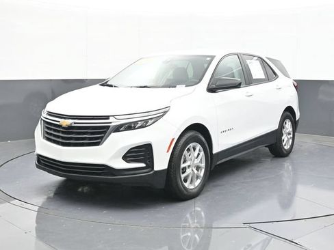 Used 2024 Chevrolet Equinox LS w/ LS Convenience Package FWD image 3