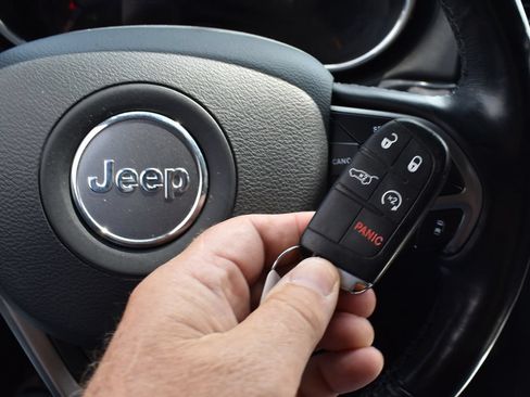 Used 2020 Jeep Grand Cherokee Overland AWD/4WD image 12