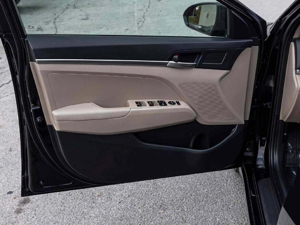 Used 2020 Hyundai Elantra SE FWD image 11