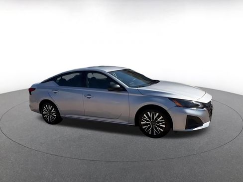 Used 2025 Nissan Altima 2.5 SV FWD image 2