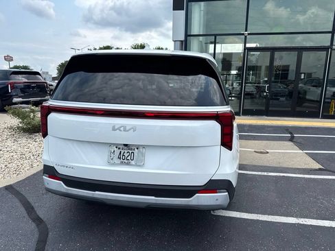Used 2025 Kia Carnival FWD image 5