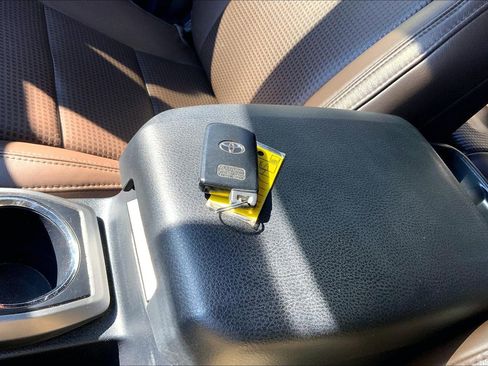 Used 2017 Toyota Tacoma Limited w/ Tow Package image 11