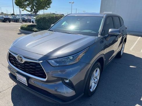 Used 2022 Toyota Highlander LE FWD image 1