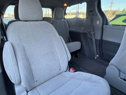 Used 2016 Toyota Sienna LE image 11