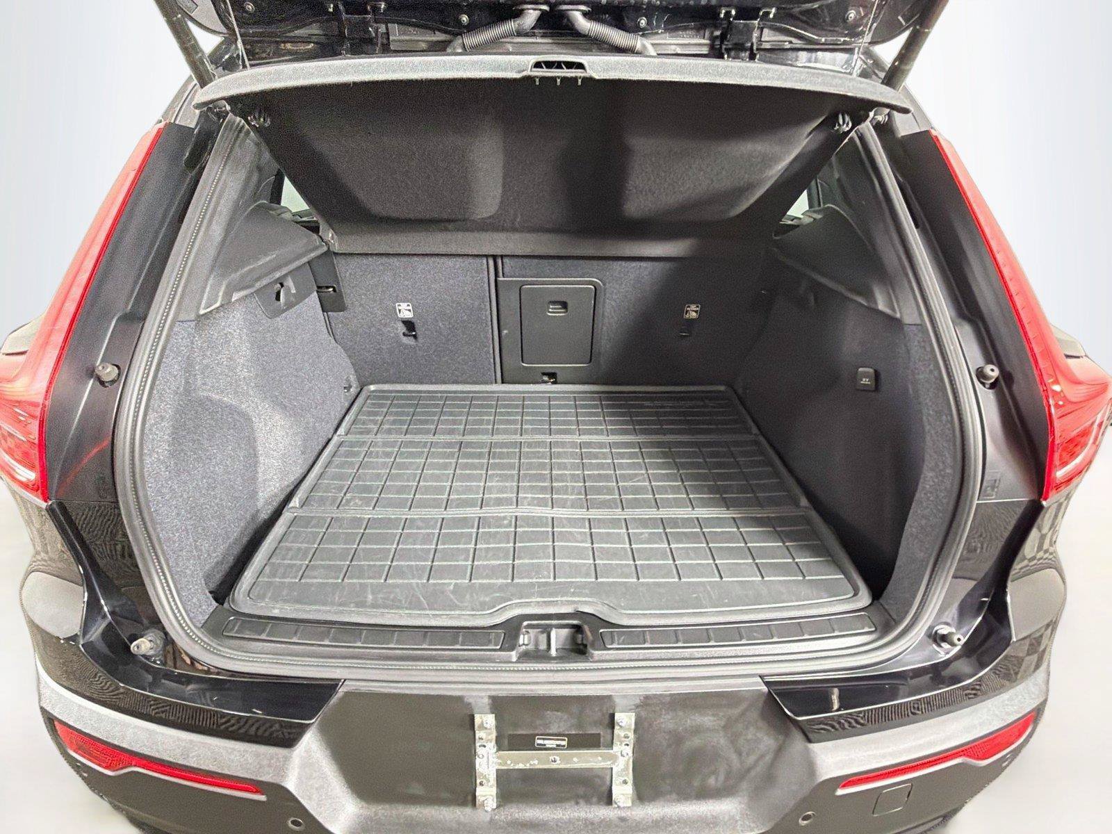 Used 2026 Volvo XC40 B5 Plus AWD/4WD image 14