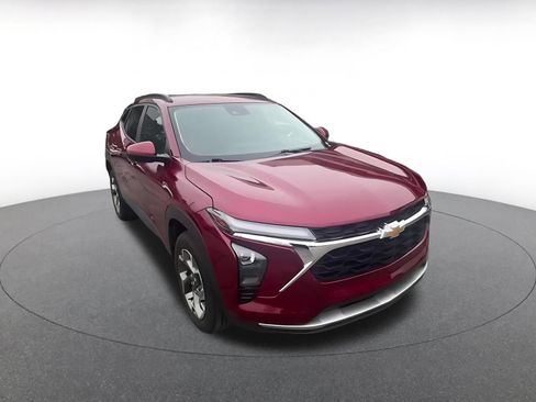 Used 2025 Chevrolet Trax LT w/ LT Convenience Package image 3