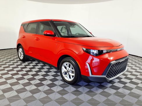 Used 2023 Kia Soul LX w/ LX Technology Package FWD image 3