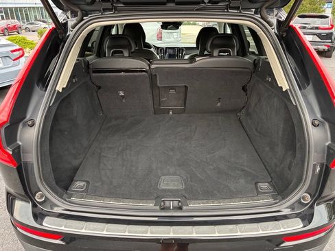 Used 2018 Volvo XC60 T5 Momentum w/ Vision Package AWD/4WD image 12
