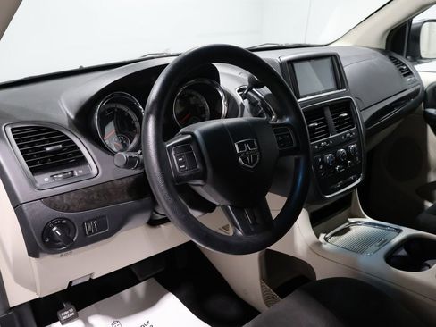 Used 2016 Dodge Grand Caravan SXT image 14