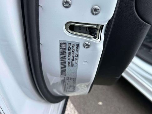 Used 2024 Chrysler Pacifica Limited image 17