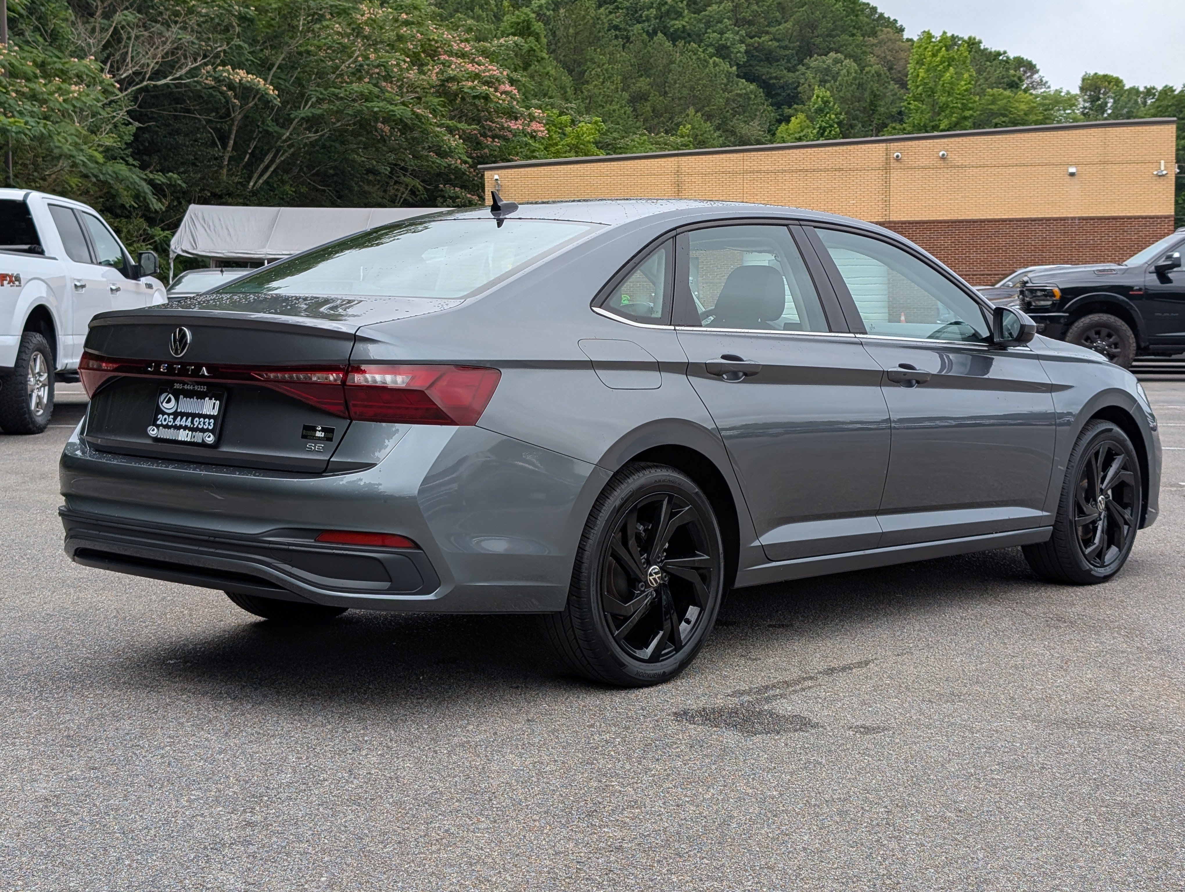 Used 2025 Volkswagen Jetta SE w/ Sunroof Package FWD image 9