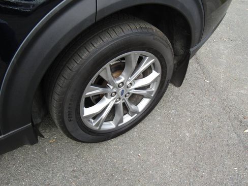 Used 2020 Ford Explorer XLT w/ Equipment Group 202A AWD/4WD image 32
