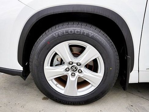 Used 2023 Toyota Highlander LE AWD/4WD image 14
