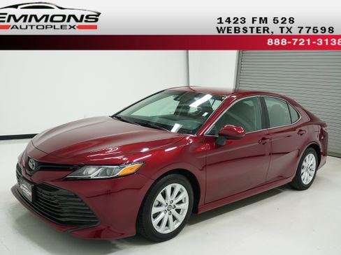 Used 2018 Toyota Camry LE FWD image 1