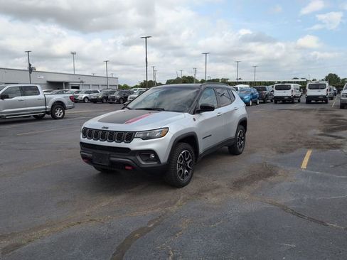 Used 2025 Jeep Compass Trailhawk AWD/4WD image 3