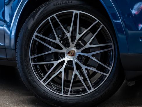 Certified 2025 Porsche Cayenne AWD/4WD image 19