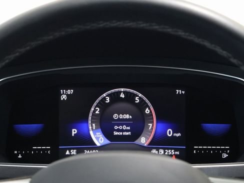 Used 2022 Volkswagen Tiguan SE w/ Panoramic Sunroof Package image 18