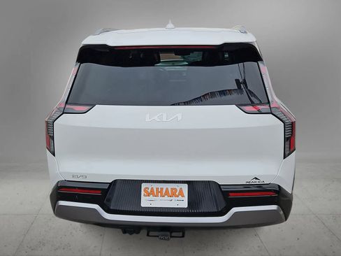 Used 2024 Kia EV9 Land w/ Towing Package image 8