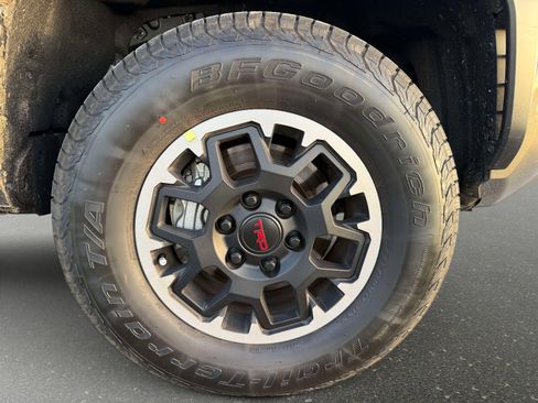 Used 2025 Toyota Tacoma TRD Off-Road w/ TRD Off Road Premium Package image 8