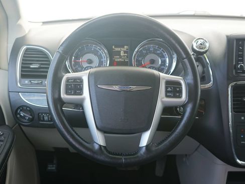 Used 2016 Chrysler Town & Country Touring-L FWD image 13
