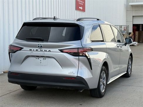Used 2022 Toyota Sienna LE image 4
