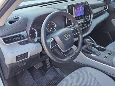 Used 2023 Toyota Highlander L image 10
