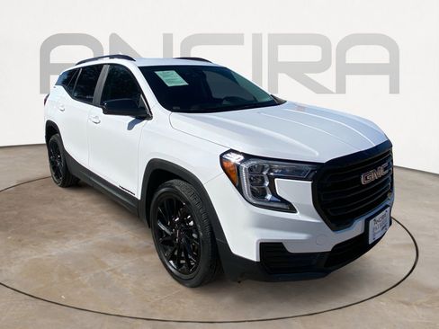 Used 2024 GMC Terrain SLE w/ Driver Convenience Package image 4