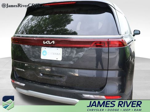 Used 2023 Kia Carnival LX image 9