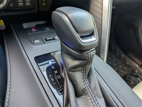 Used 2024 Toyota Venza XLE image 15