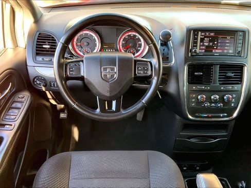 Used 2020 Dodge Grand Caravan SE image 5