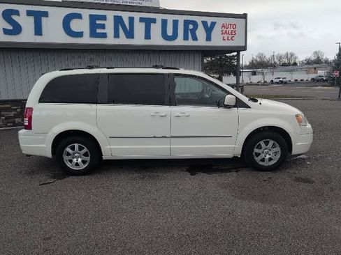 Used 2009 Chrysler Town & Country Touring image 14